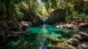 Baignade dans le bassin principal de la cascade de Langevin