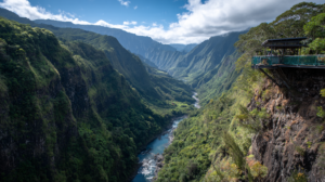 Canyoning familial dans la rivière Langevin avec toboggans naturels